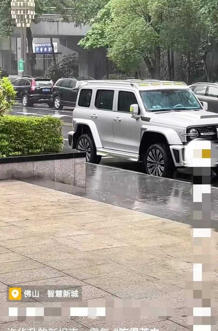 许华升新买的坦克300,就停在广东佛山智慧新城的楼下,这是他公司的楼