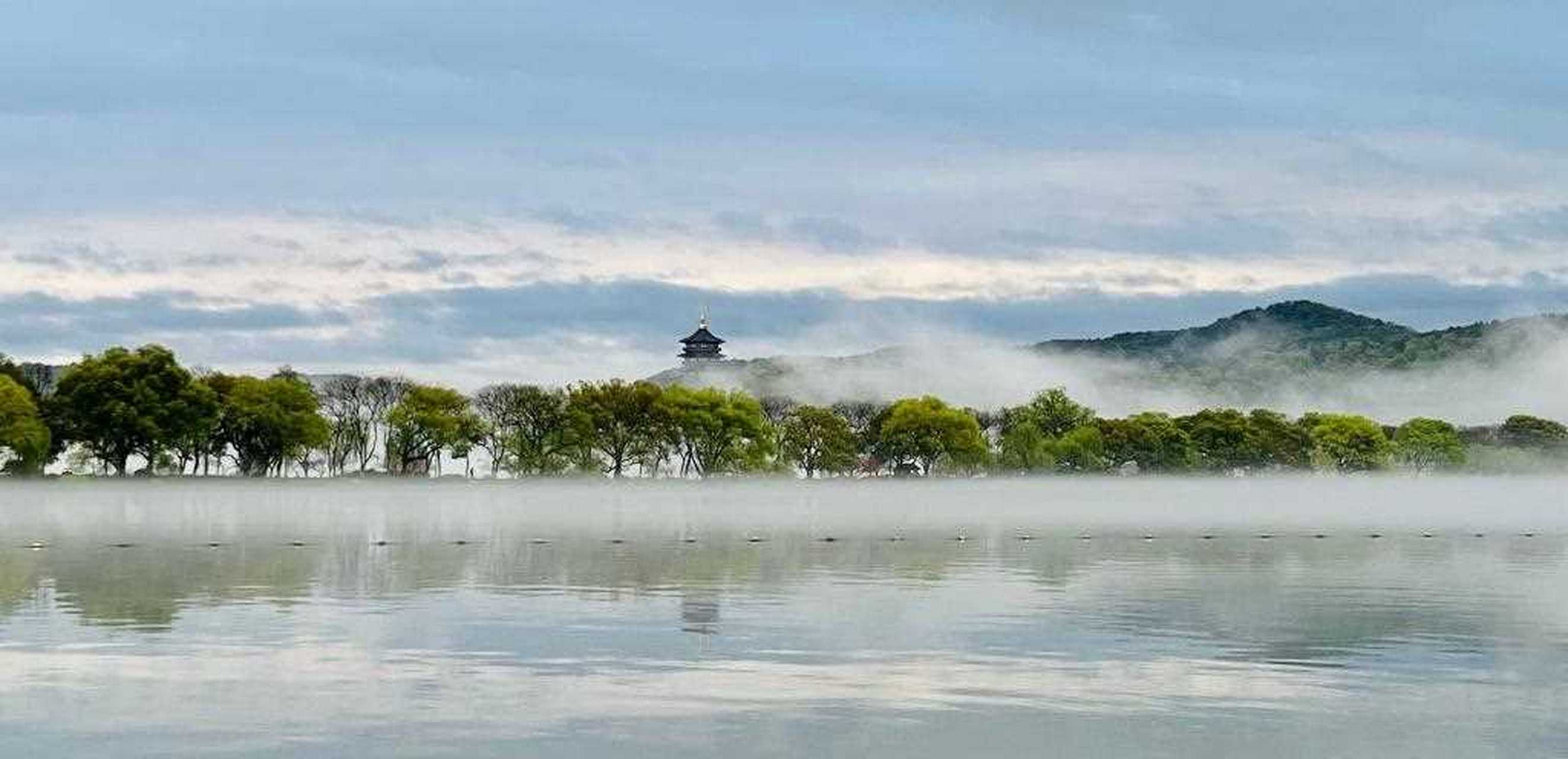水光潋滟晴方好,山色空蒙雨亦奇.