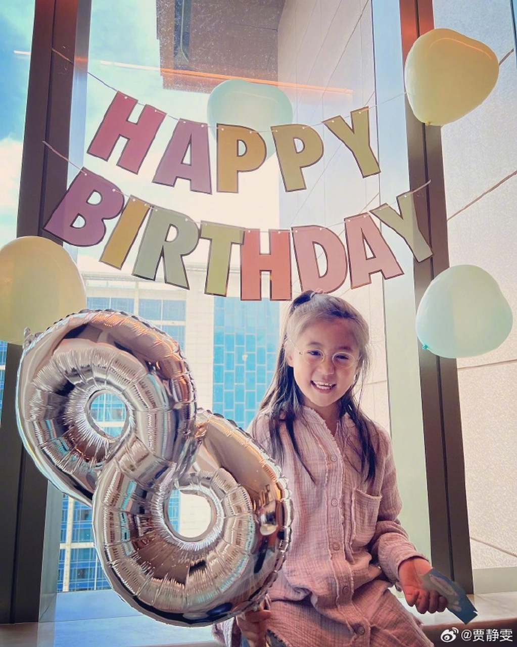 咘咘八岁生日,贾静雯大方晒照片 大眼睛完全遗传了妈妈的好基因 最后