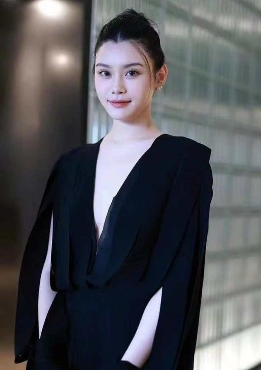 奚梦瑶最新素颜照!