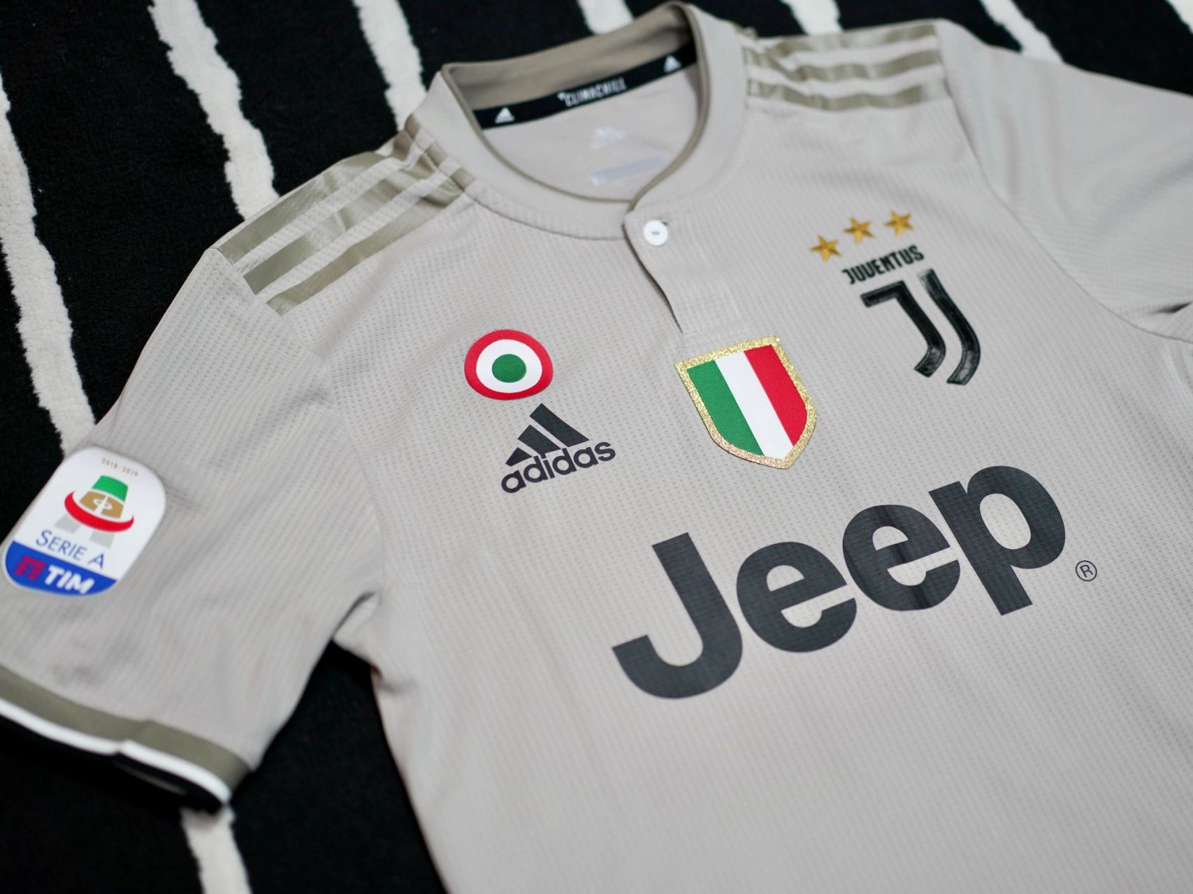 保罗·迪巴拉,18-19尤文图斯客场球衣 18-19赛季尤文图斯客场球衣球员