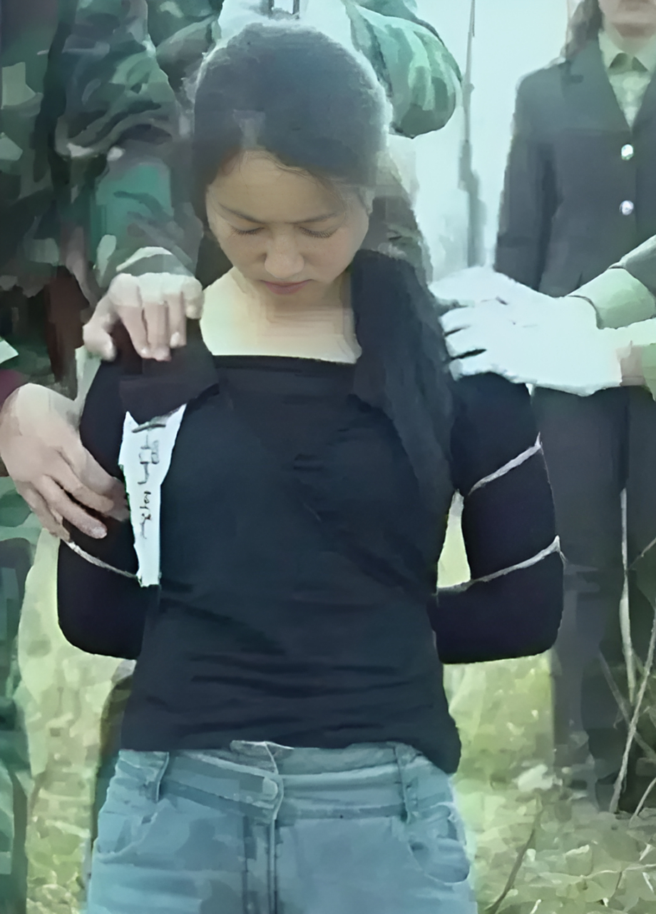 1994年,26岁的女毒贩牛小秀在郊区刑场被处决! 此时,她深深的低下了头