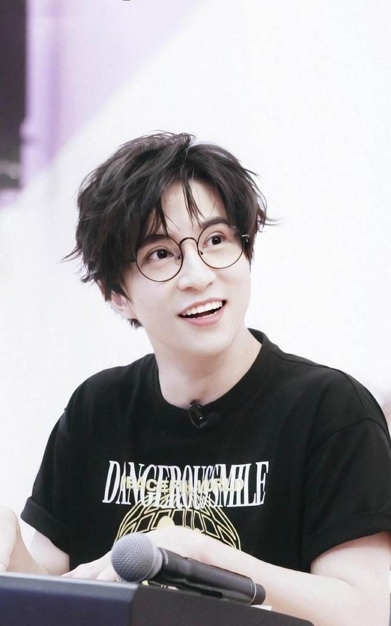 当时高磊鑫凭借着自己怀孕与薛之谦步入婚姻,婚后不久,又说自己流产