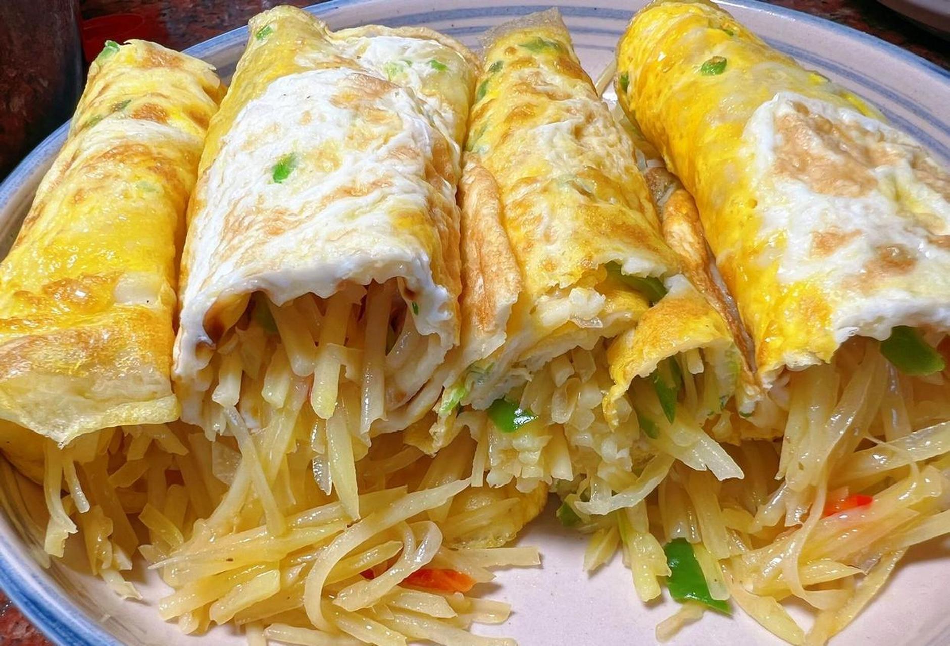 一个土豆丝卷饼解决不了,就来两个 夏日记土豆丝卷饼 香迷糊了 鸡蛋葱