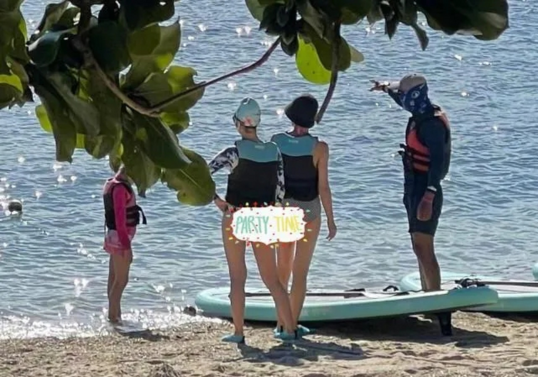 马伊琍晒母女度假照,14岁爱马穿泳装身高超妈妈,小女儿俏皮灵动  星二