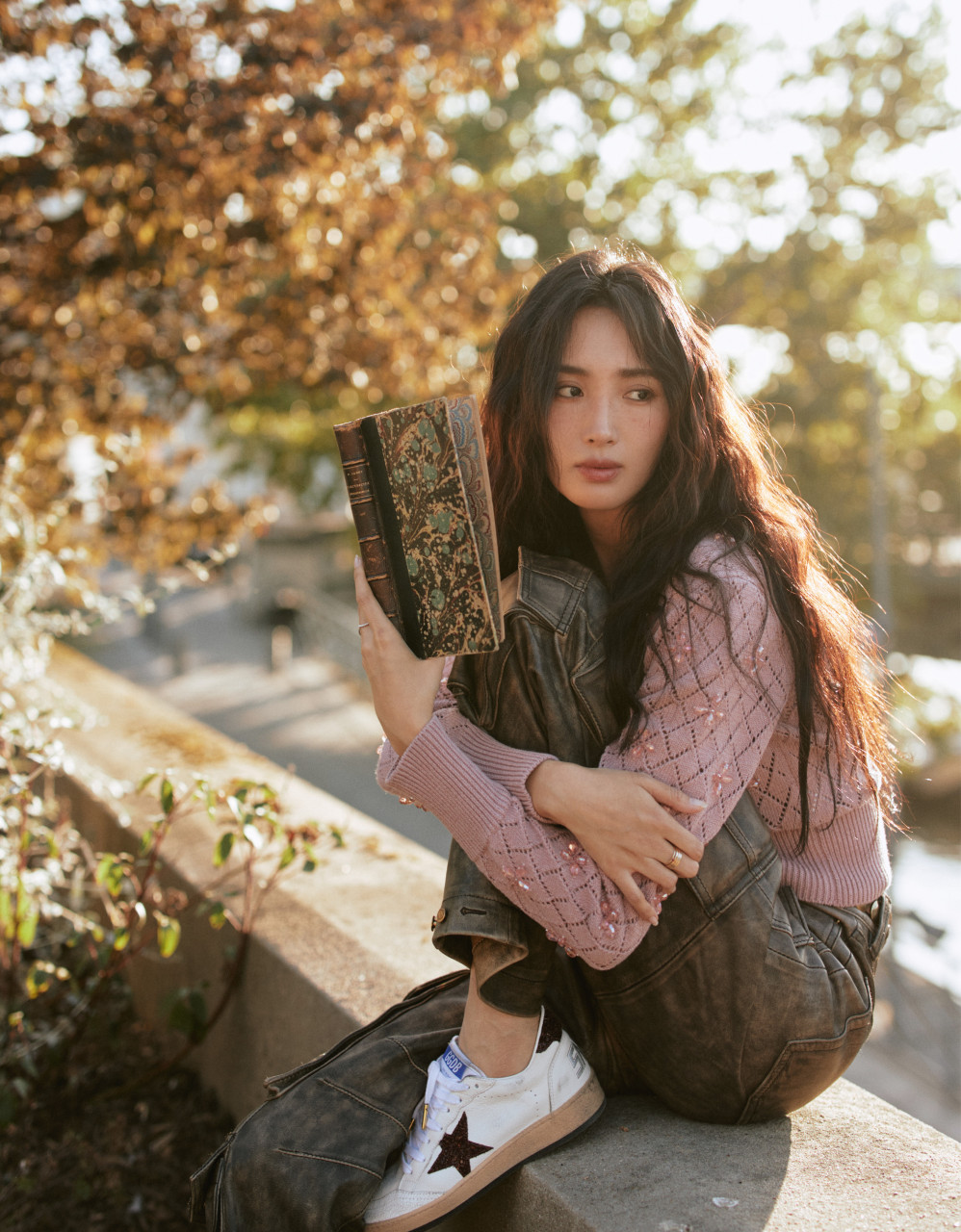 王紫璇一组巴黎街拍打卡照,一身复古织开衫外套搭配工装牛仔裤,优雅的