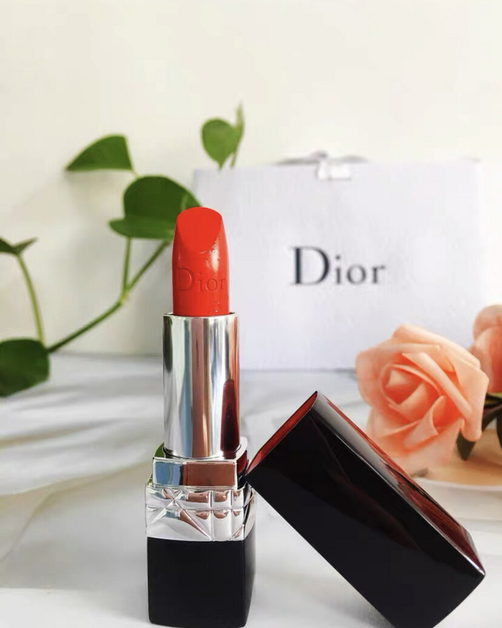 迪奥999 迪奥999哑光版的口红质地虽然是哑光的,但是一点也不会干