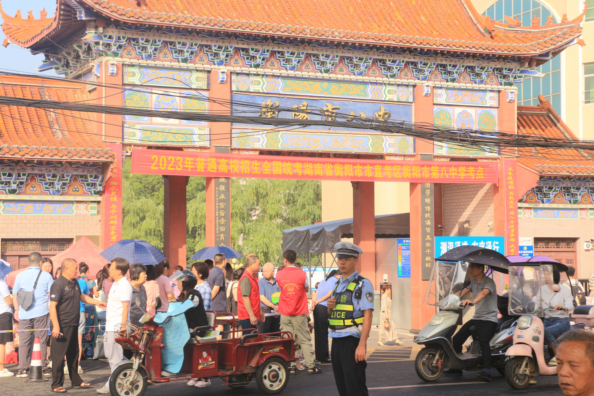 在衡阳市八中的门口,你可以随处听到"崽啊,莫紧张,正常发挥就好""好咯