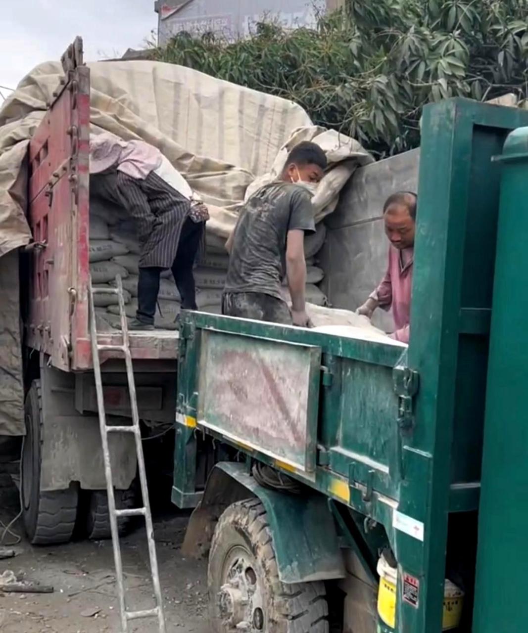 成年人的生活并不容易,每个人都有自己的难处.