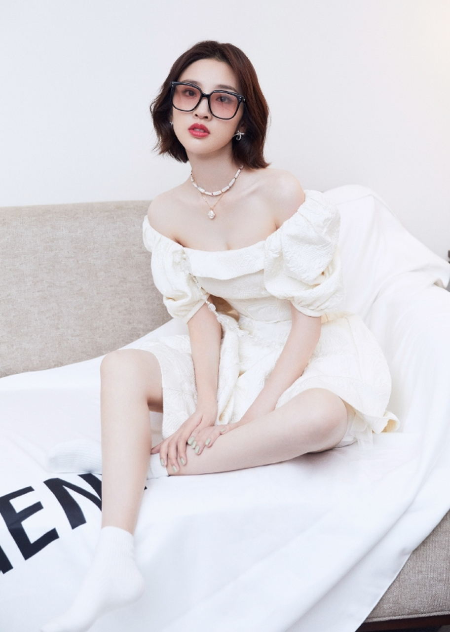 优质作者榜# 水灵秀气,性感妩媚#唐艺昕# 肤白貌美的容颜,窈窕曼妙的