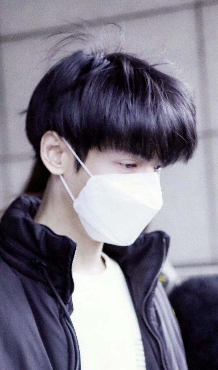 #罗云熙早期顺毛刘海#  罗云熙有齐刘海时也太奶了吧,真的好可爱,忍不