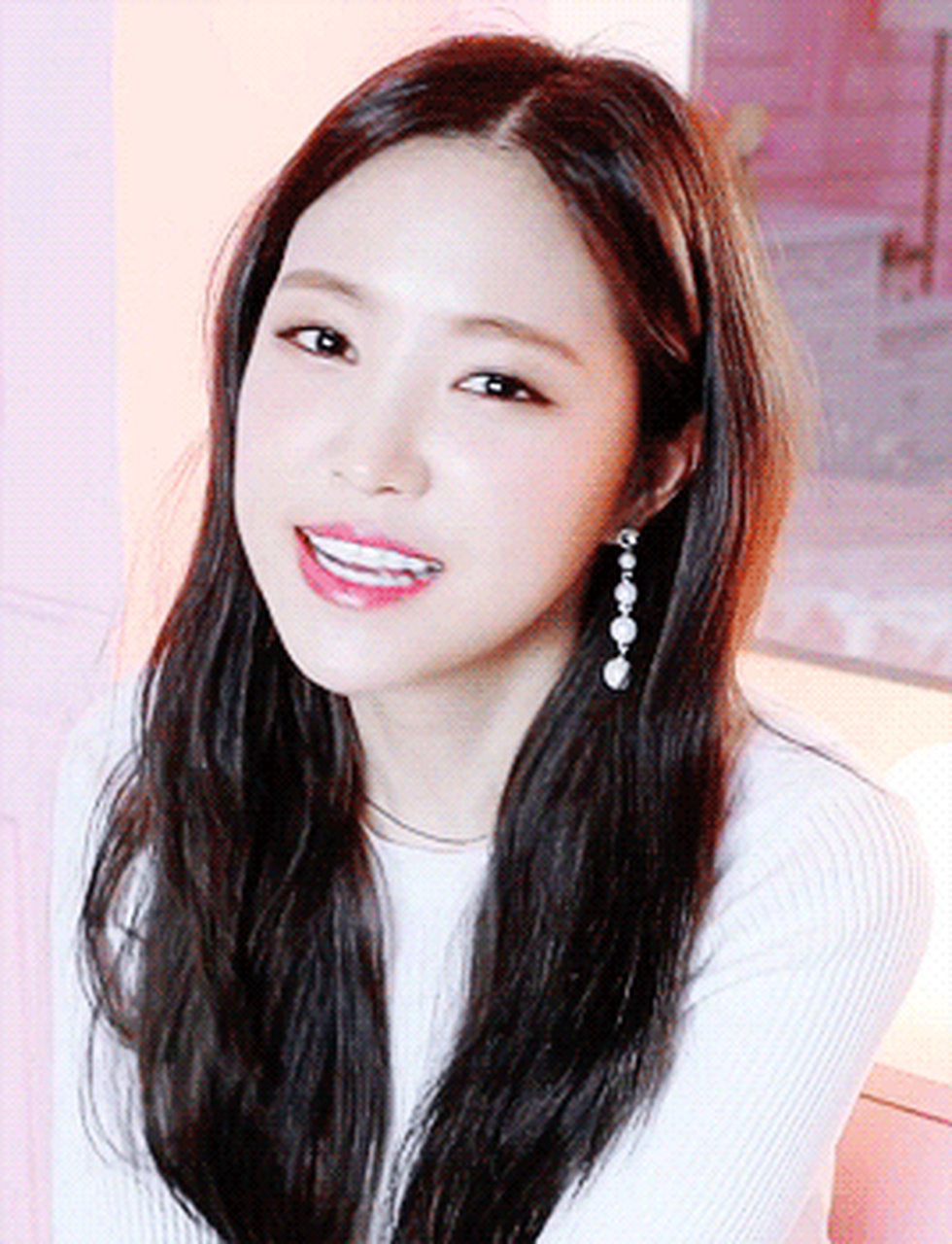 尹普美跆拳道黑带认证,凭借幽默风趣,乐观开放的性格圈粉无数.