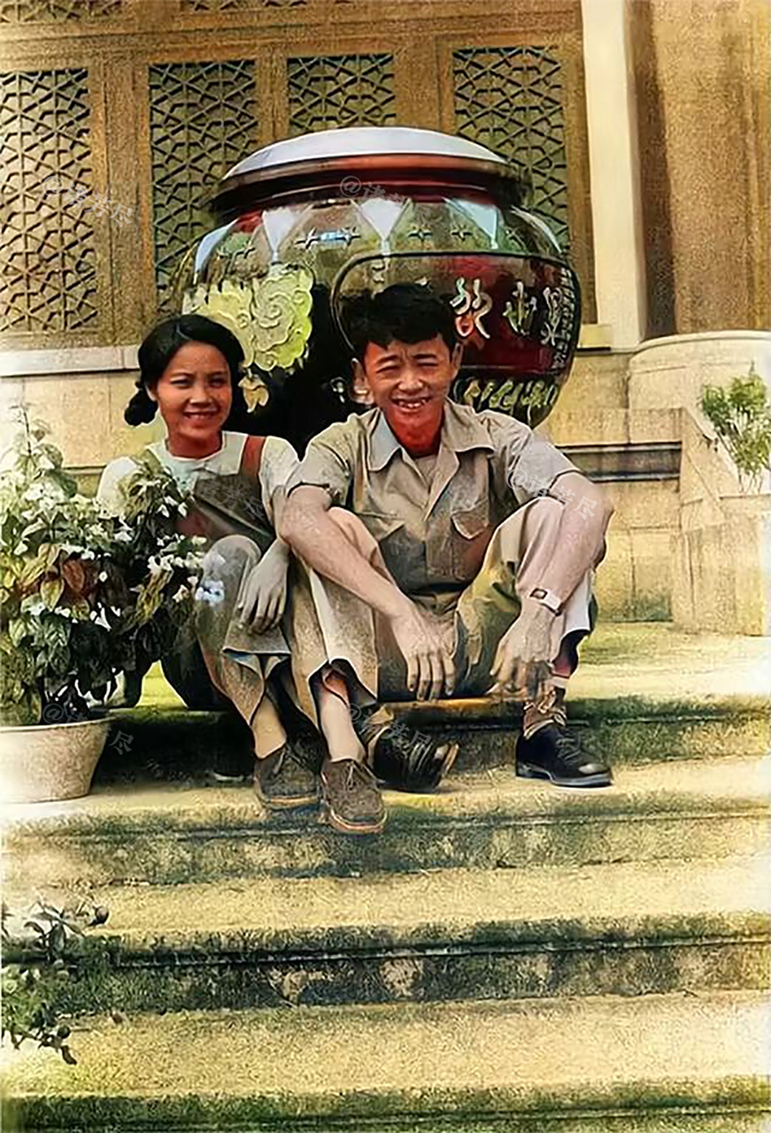 1950年,黄永玉与妻子张梅溪在北京游玩时,留下了这张珍贵合影.