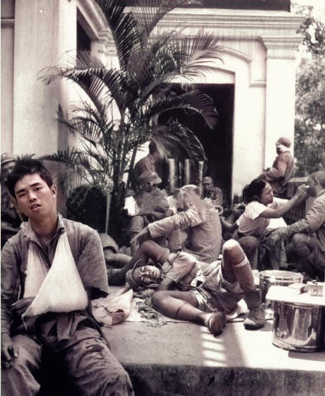 1944年,在缅甸,一张远征军士兵接受治疗的照片,镜头里他躺在担架上