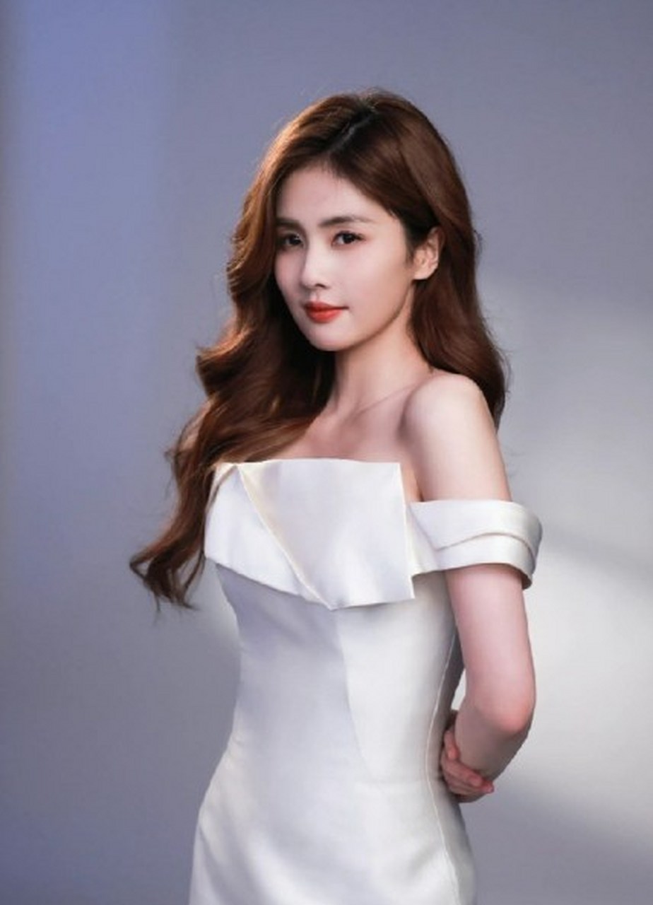 白鹿珍珠白抹胸长裙大片,定格纯白优雅