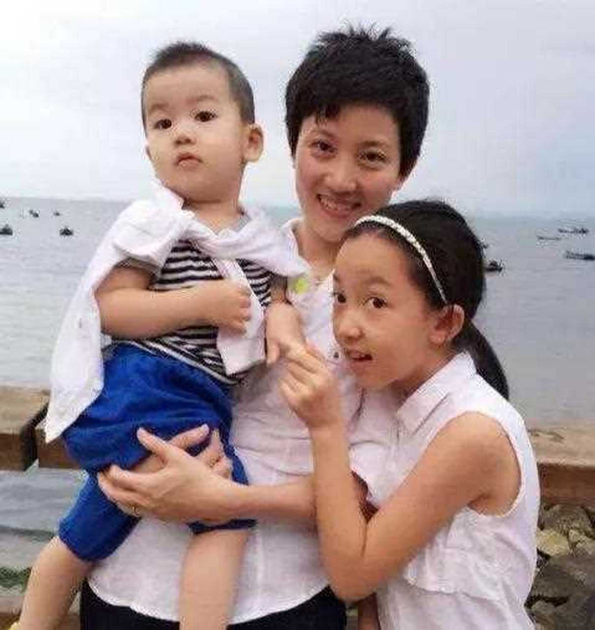 央视主持郑天亮与儿女合影照![期待]