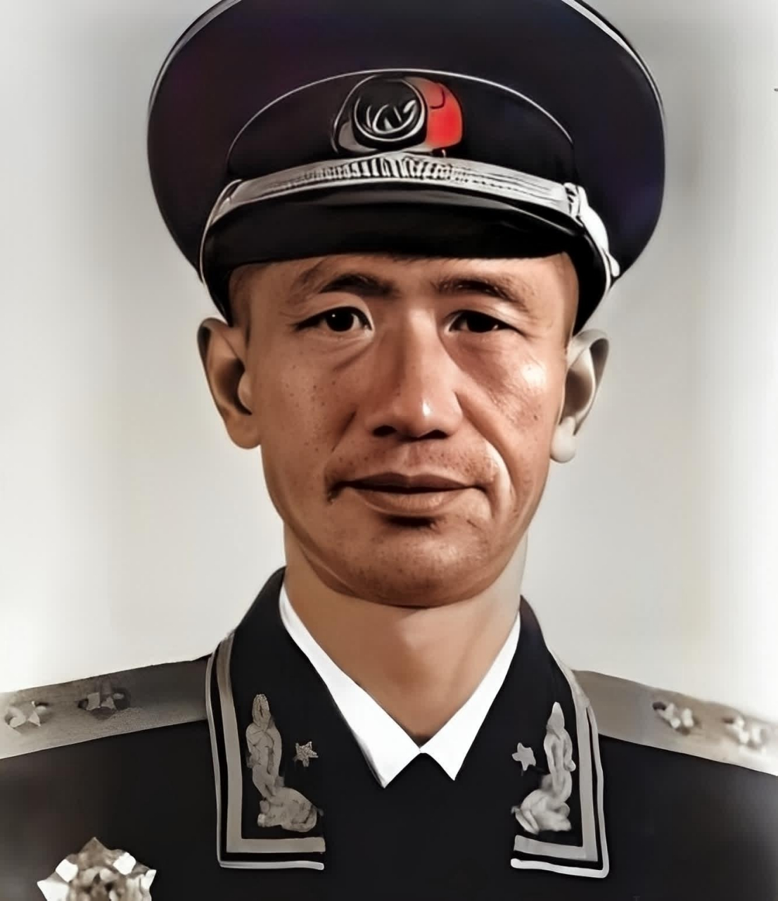 许多人为他是如此能干的将军而欢欣鼓舞!