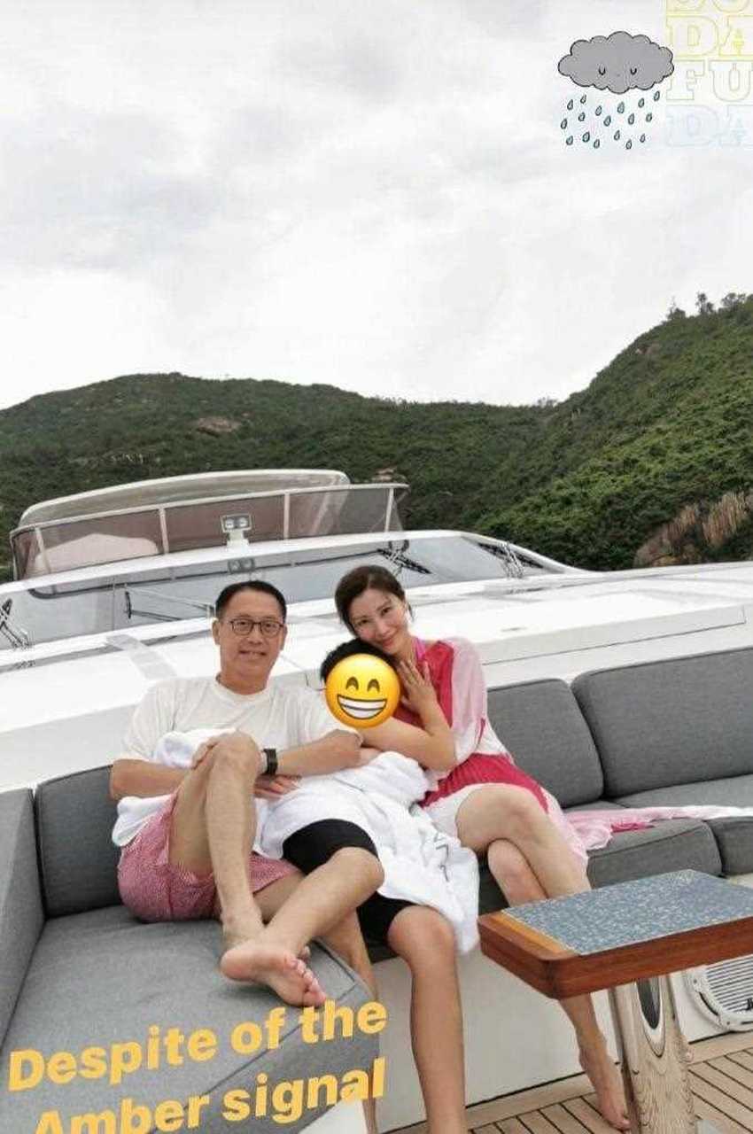 赌王前女婿许晋亨和现在的妻子李嘉欣,一家三口在开心的游船.