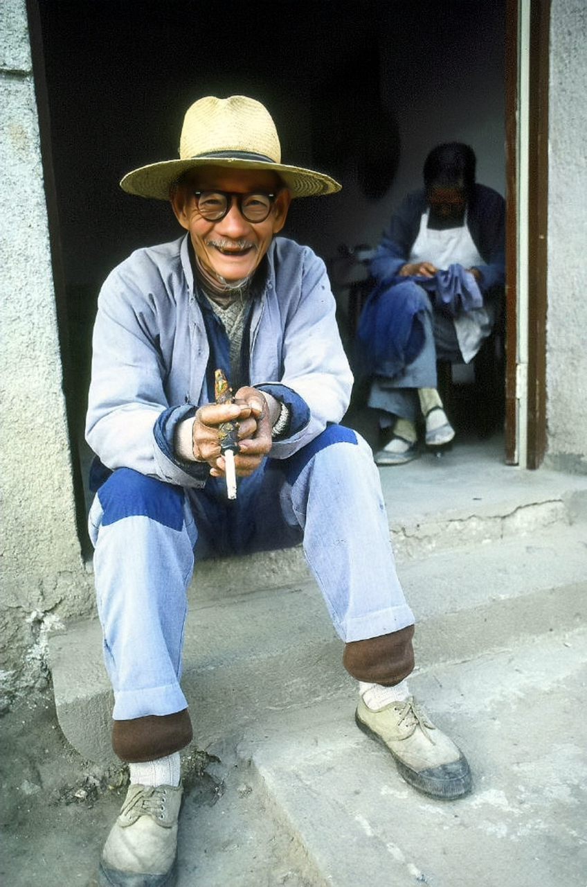 1980年代,广西桂林,一位老人正悠闲地吸烟