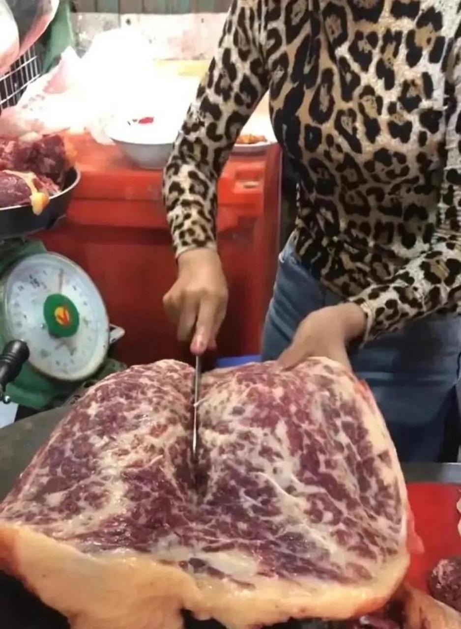 牛肉店的老板娘切开一块牛驼峰肉,告诉我是好肉,可这分明是淋巴肉,真