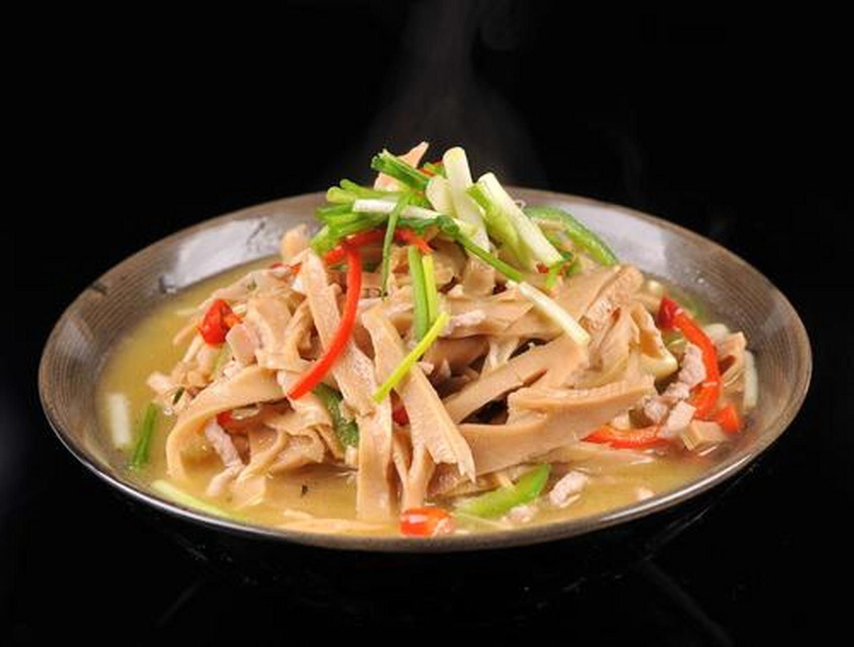 八渡笋是广西省百色地区田林县著名的土特产品,以脆嫩无渣,美味可口