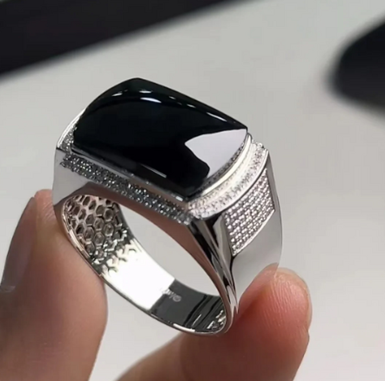 点击头像看直播##翡翠#墨翠马鞍戒面,黑度够黑,打灯冰透纯净,尺寸21.