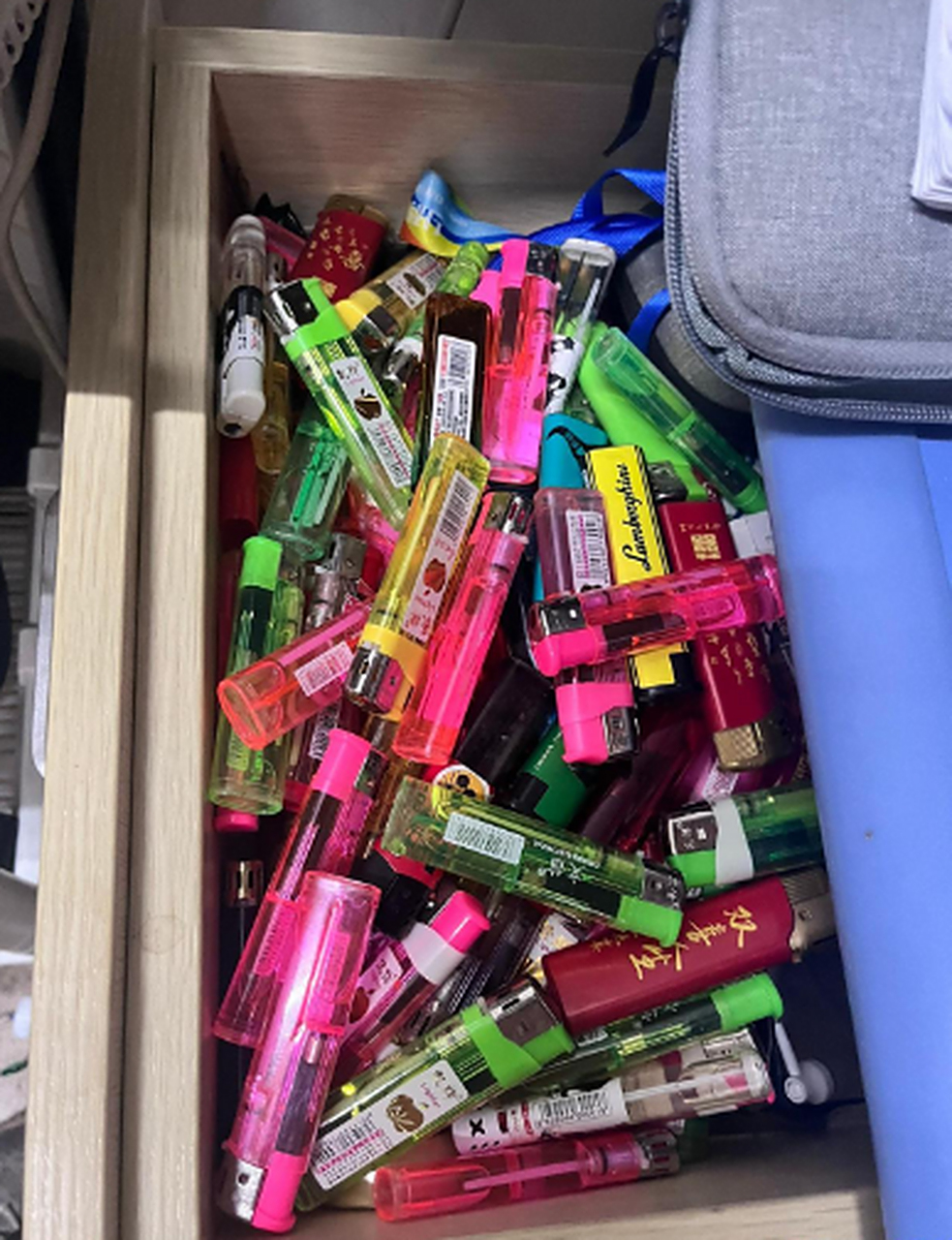 家里的打火机越来越多,外面的朋友却越来越少了.