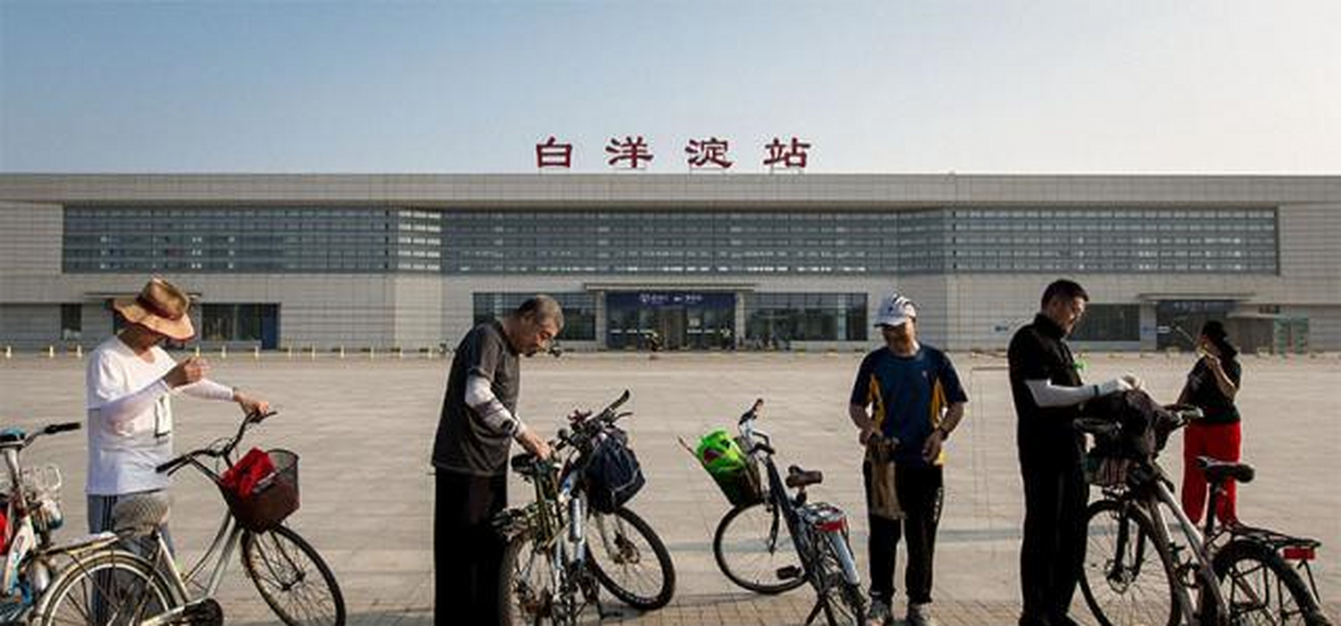 河北容城:白洋淀高铁站是县城娱乐中心,从县城跑到广场来锻炼