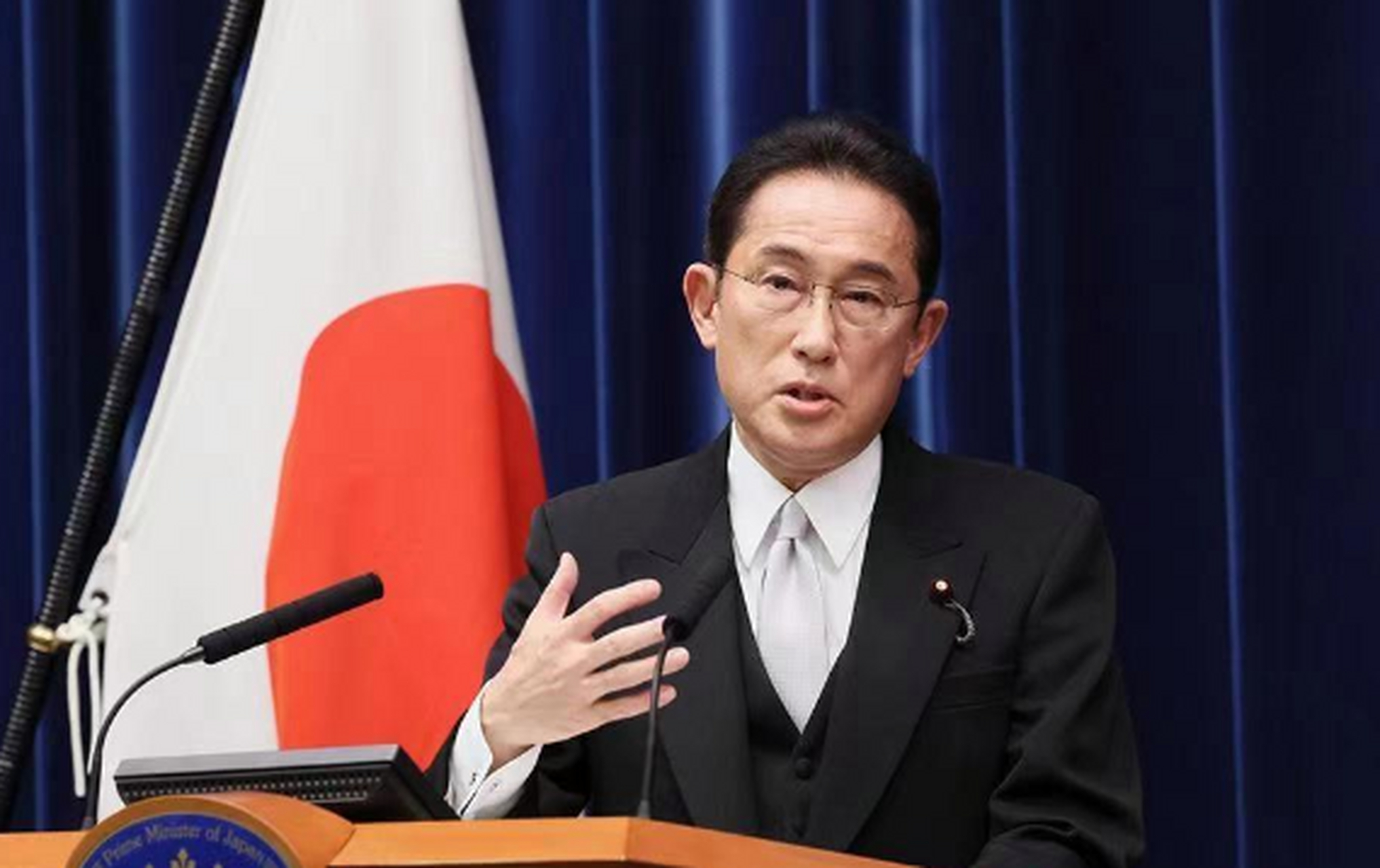 日本新任首相岸田文雄正在发表讲话,突然发生巨大爆炸,让人揪心不已.