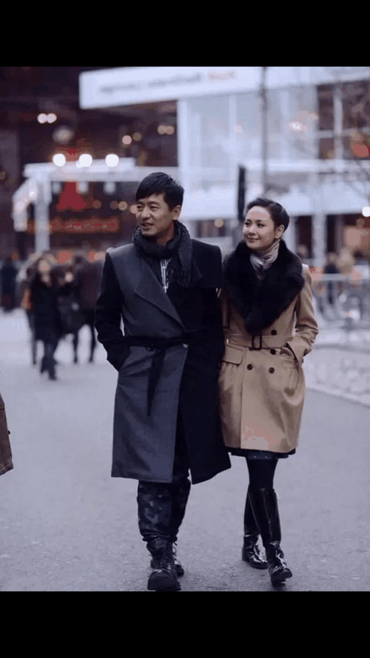 郭晓东,程莉莎,早前同框压马路,夫妻俩打扮