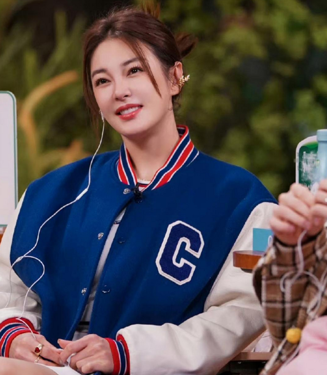 张雨绮录综艺一脸认真,穿着蓝色棒球服外套很减龄,全程保持一个坐姿不