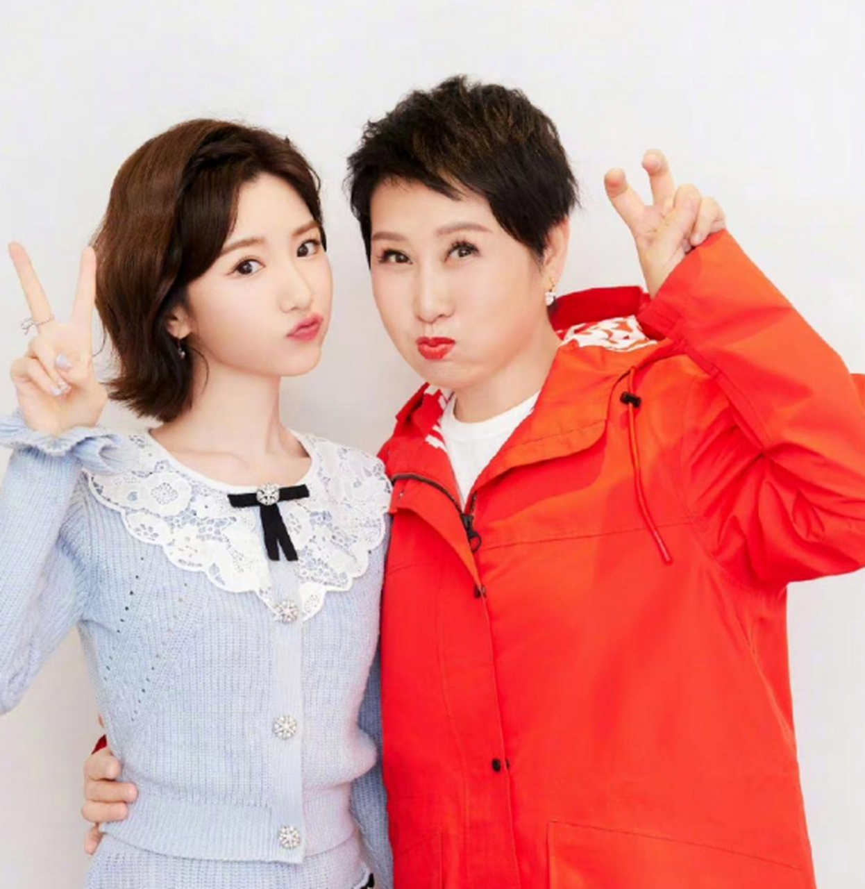 毛晓彤和张凯丽同框,两人在新剧里饰演母女,几个月合作下来已经成为