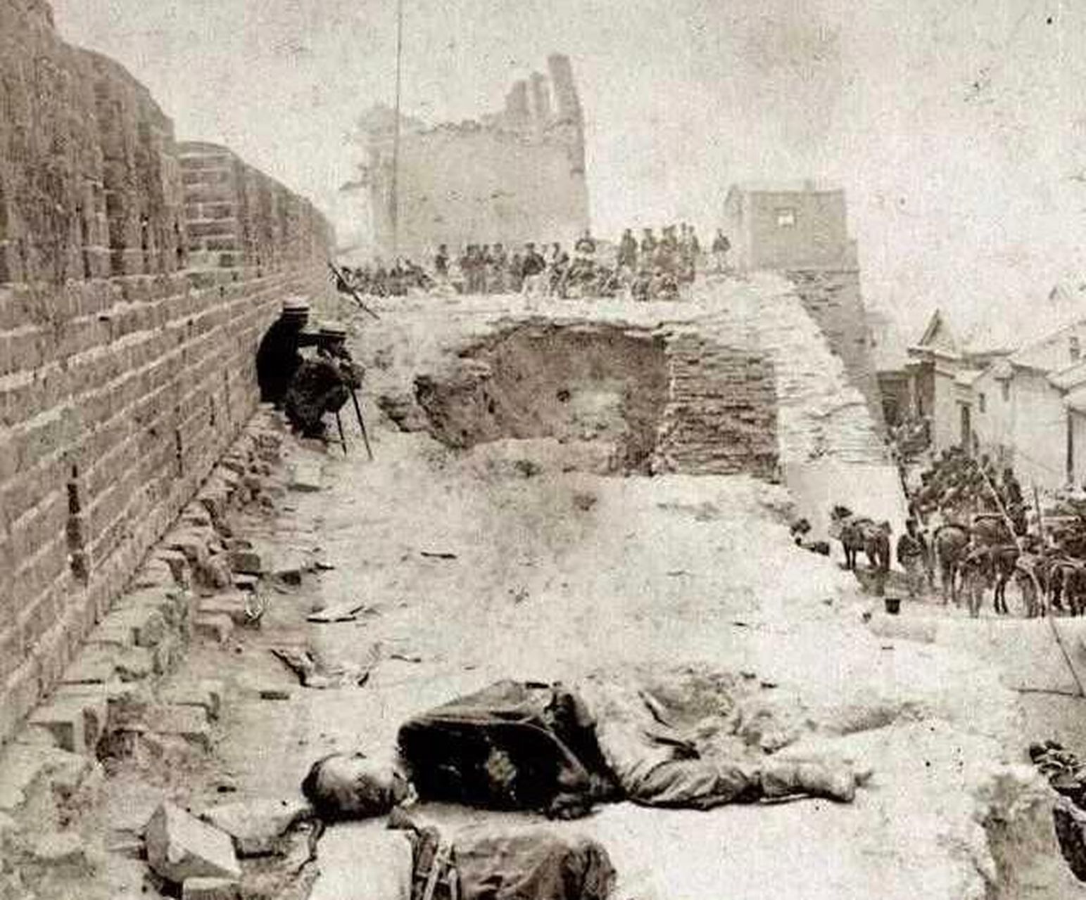 看看下面这张照片上死在城墙边上的中国人