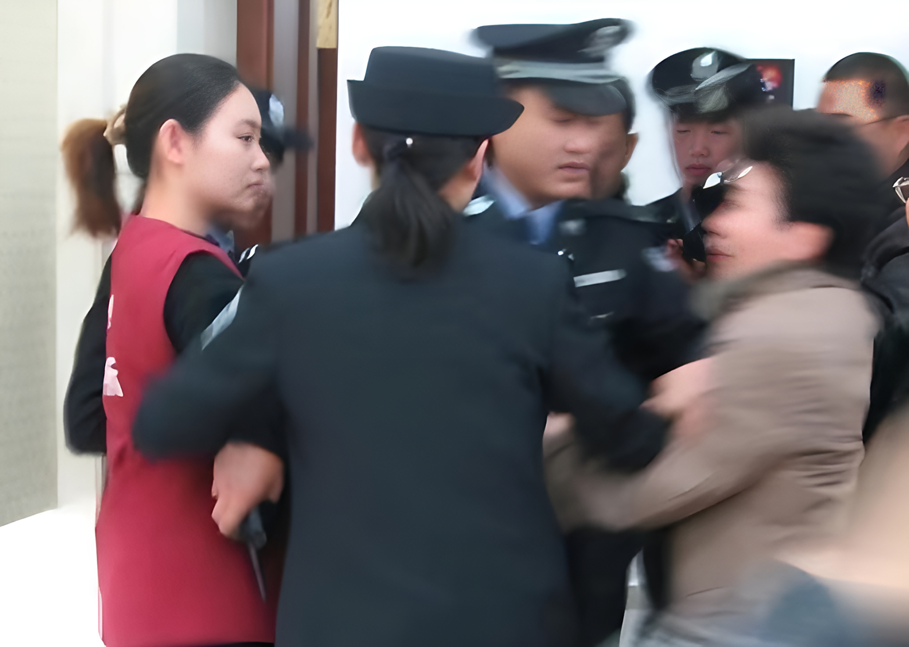 张笑是一位19岁的北京女模特,她家境富裕,品学兼优!