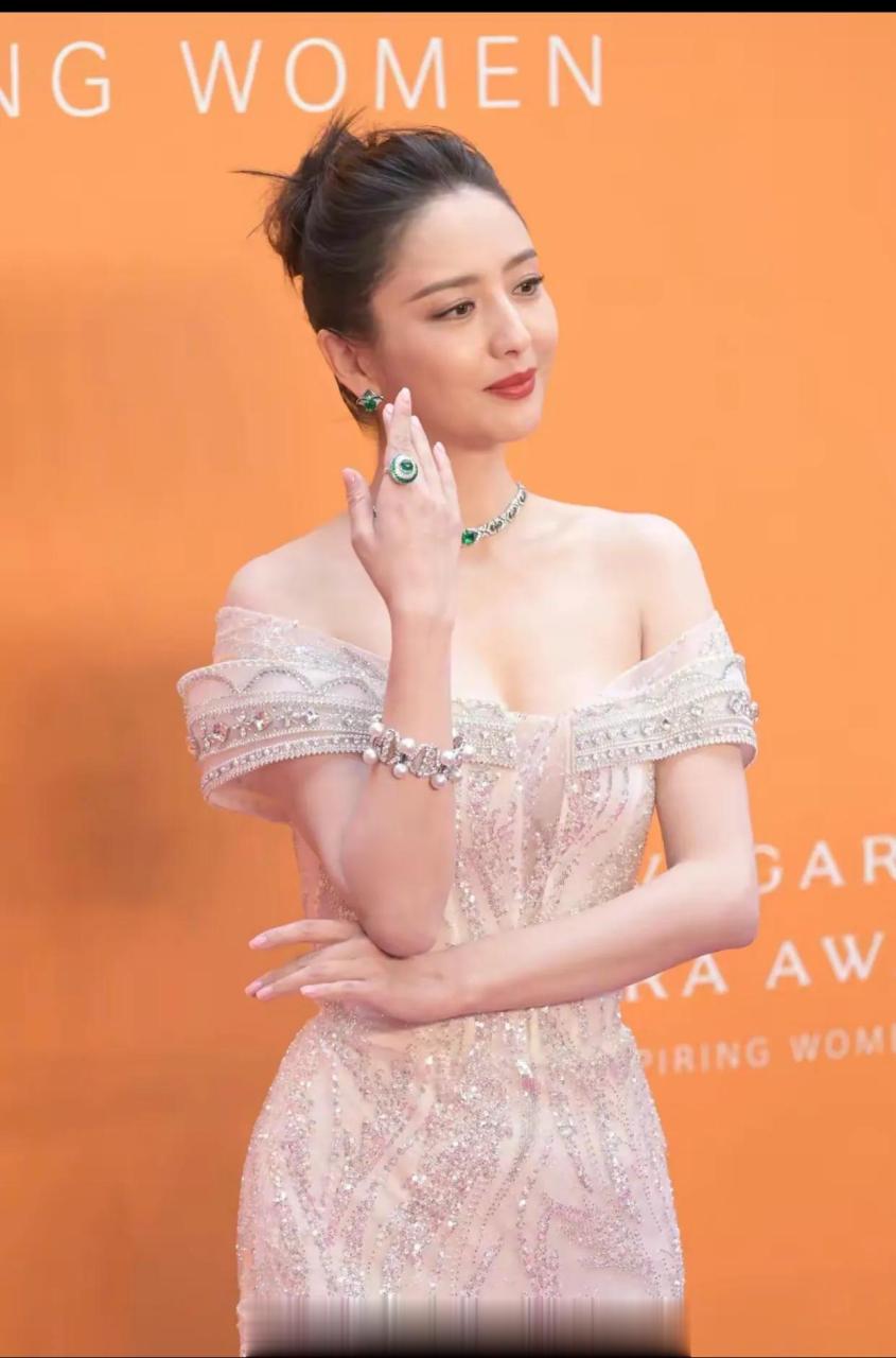 佟丽娅的活动生图,看起来圆润了许多,脖子都要和脸一样宽了.