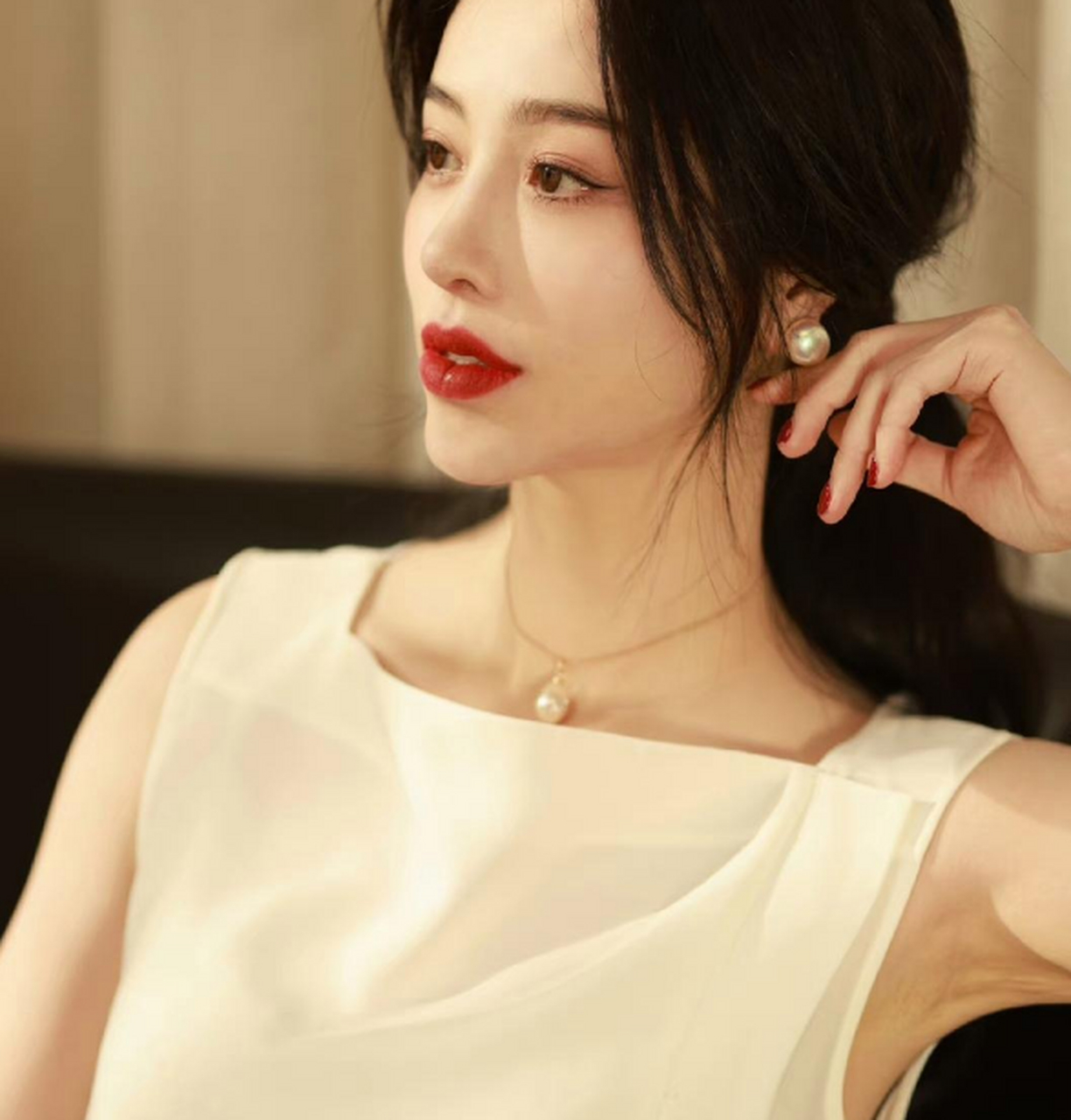 刘翔前妻晒近照,葛天身穿白色礼服拍大片气质娴静有魅力.