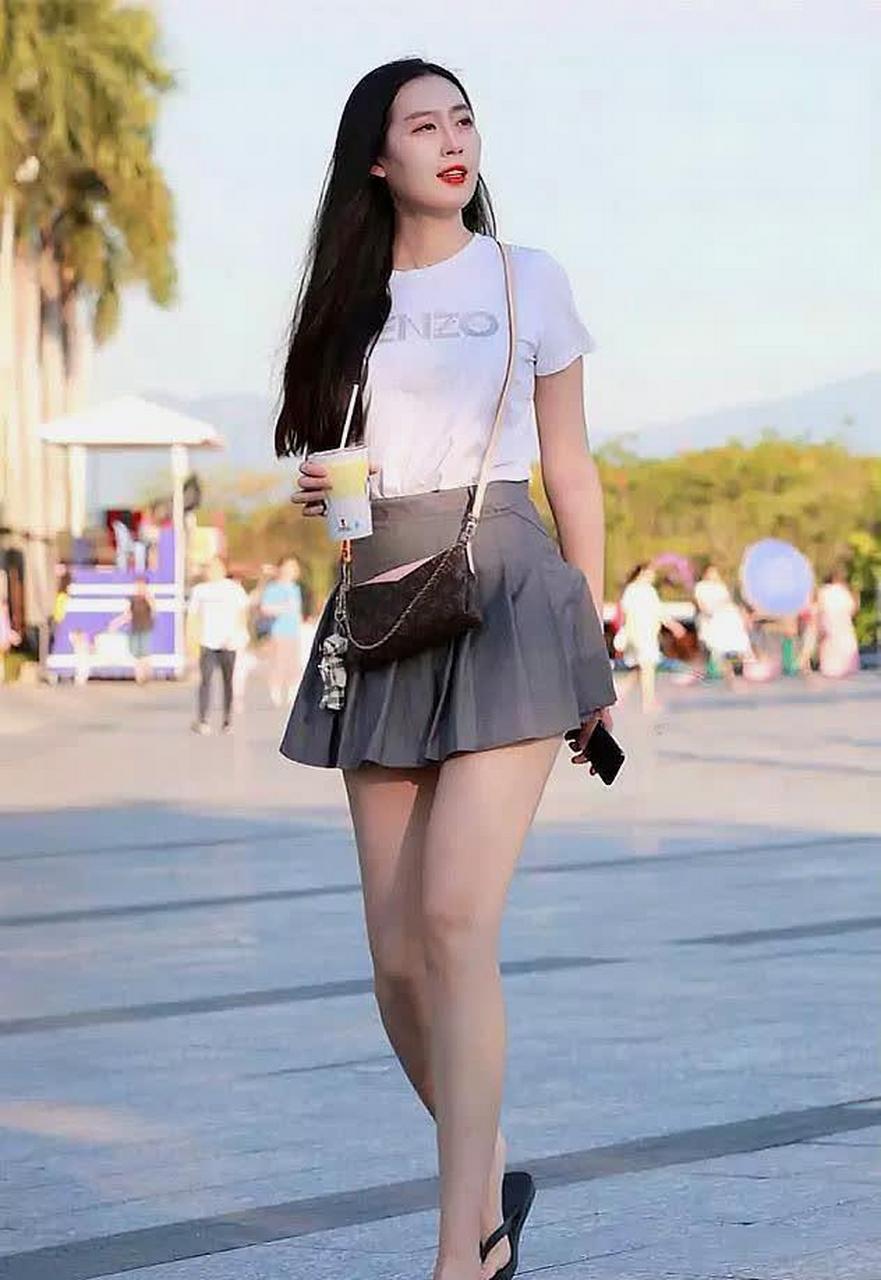 妹子白色t恤搭配百褶裙,学院风的感觉