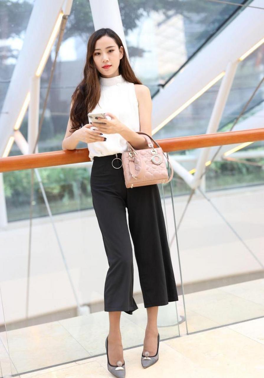 美女图集:七分阔腿裤搭配尖头高跟鞋_ 穿出你的时尚气质