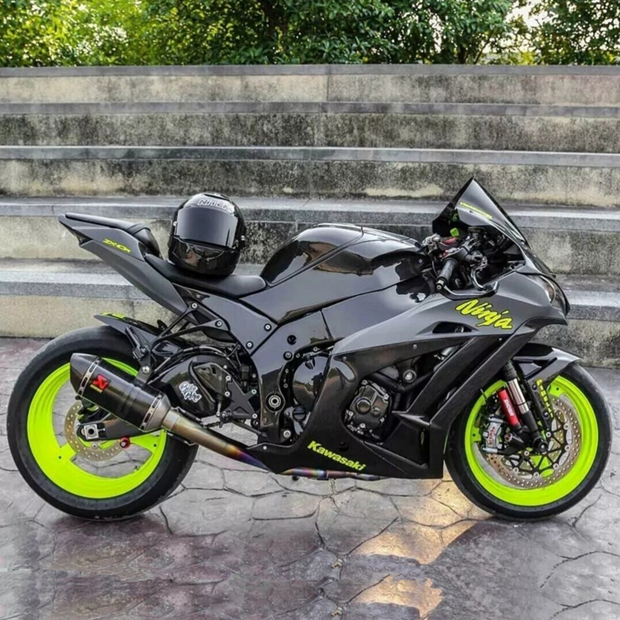 川崎的400cc仿赛车,由于是双缸的设计,在某些方面也比单缸的ktm要强