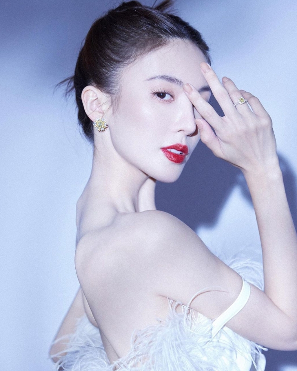 婀娜多姿,性感撩人的"人间尤物"#金晨# 一袭白色吊带羽毛裙,肤白貌美