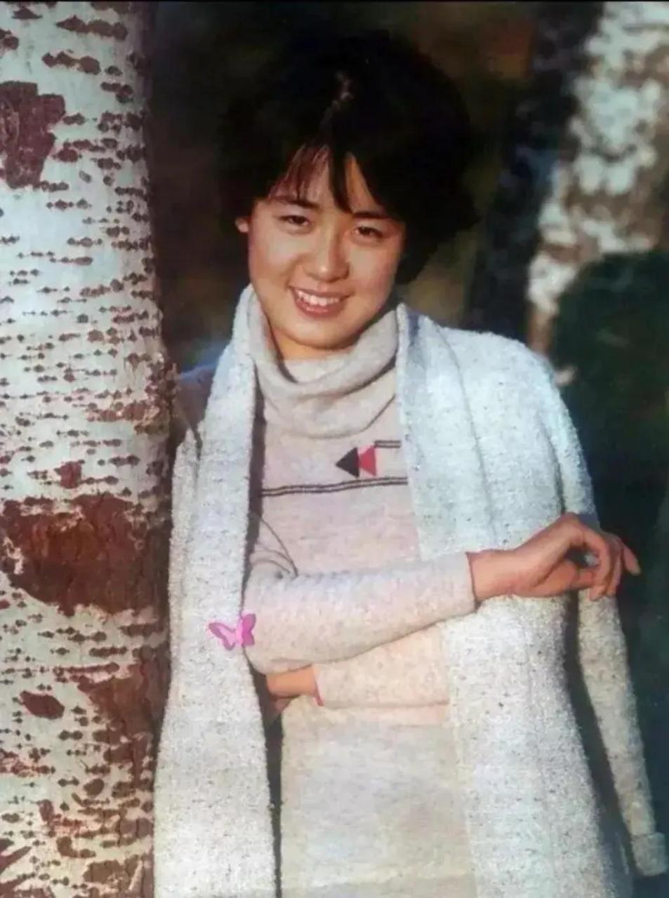80年代,一位北京姑娘因出演电影《牧马人》中的"老许的老婆"一角而