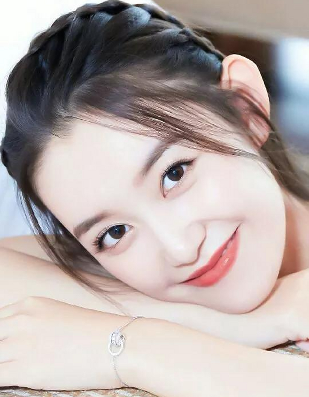 22岁的蒋依依,演技高,形象佳,观众对她的喜爱度不亚于"国民闺女"