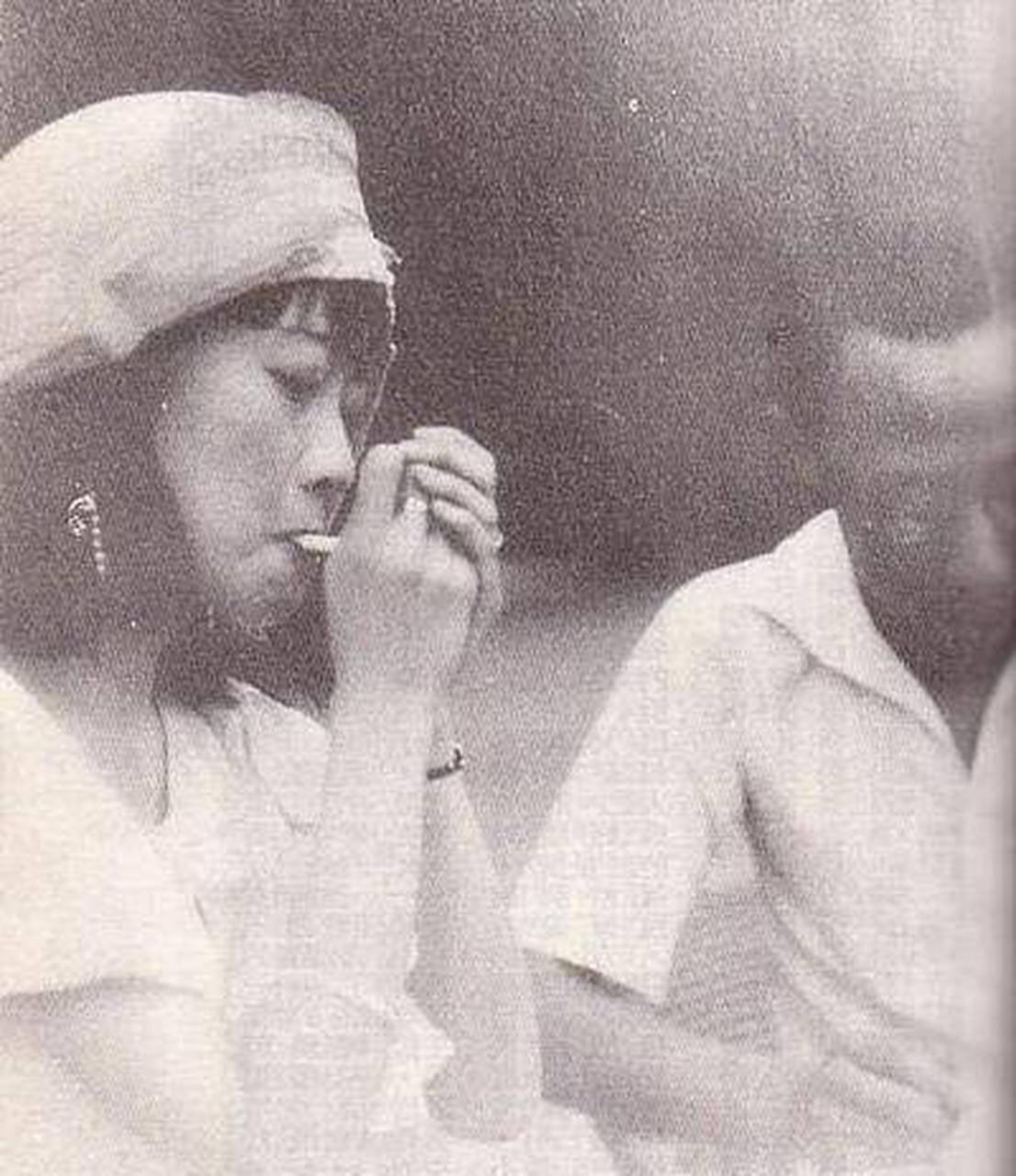除了吸食鸦片外,婉容抽烟很频繁,也许太寂寞了,婉容和伪满皇宫的一名