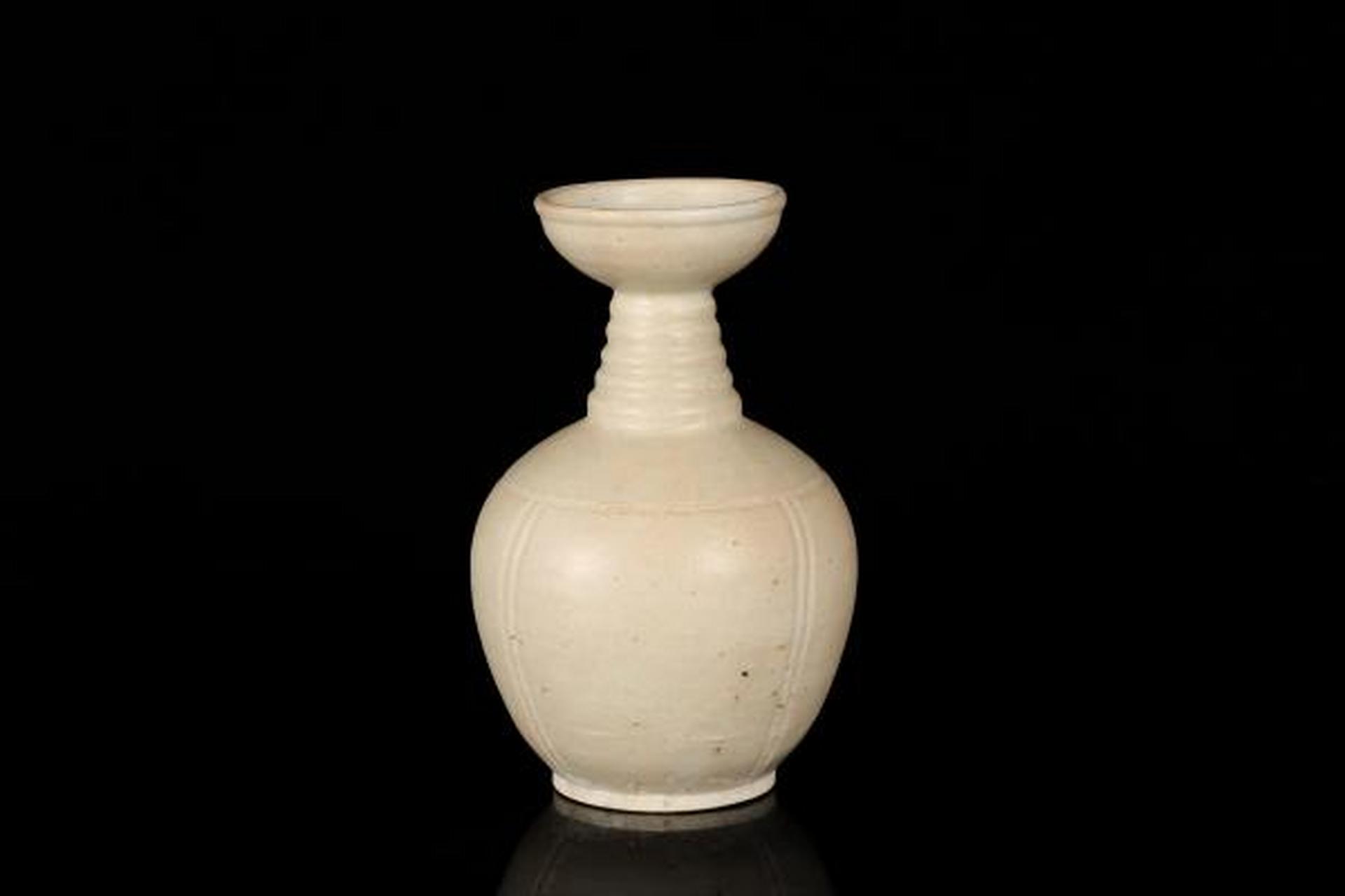 5cm,底径7cm;鉴赏描述:此件宋·将乐窑青白瓷弦纹盘口瓶,盘口,短颈,圆