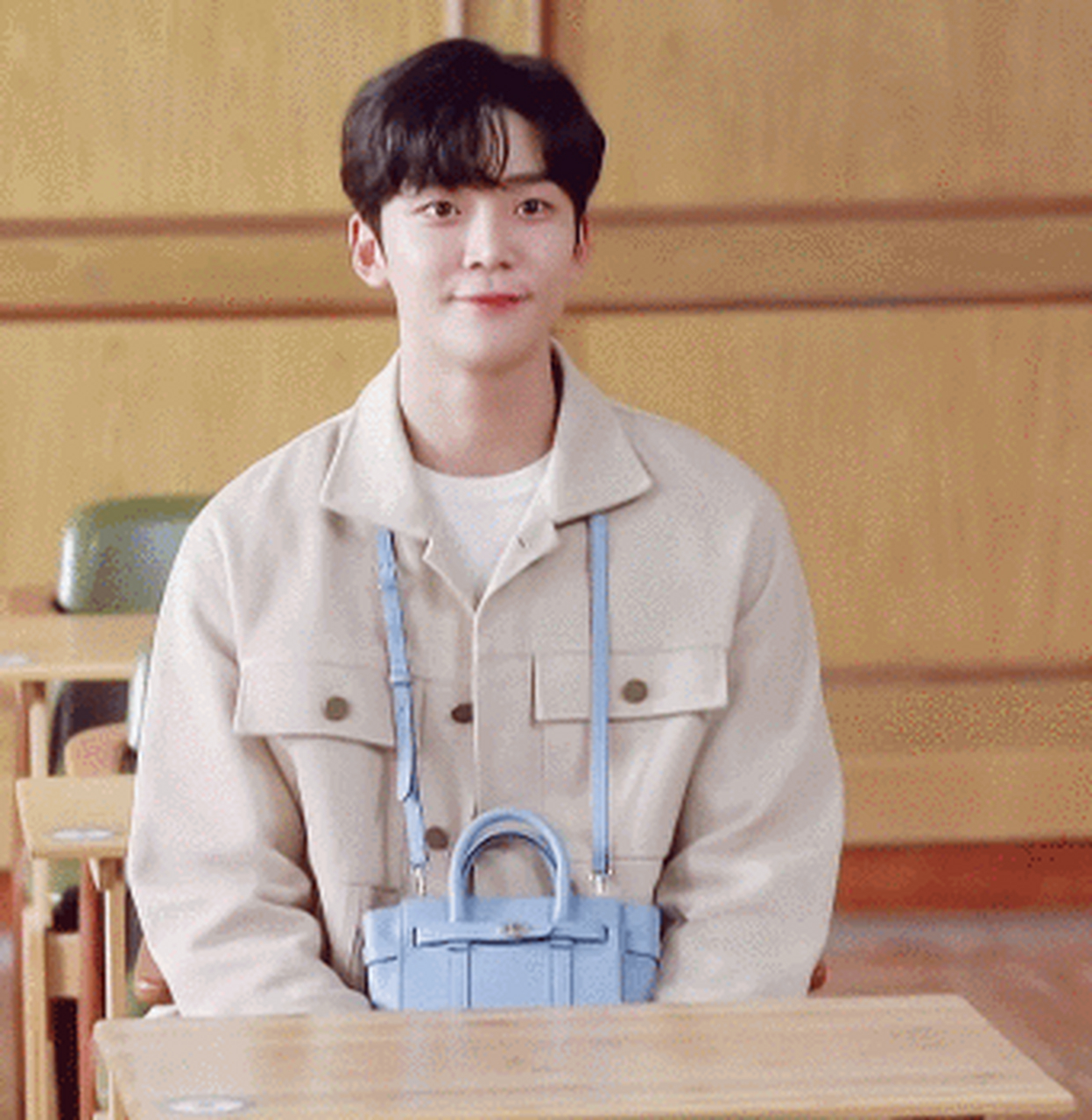 金路云在《恋慕》中展示健硕身形,腹肌线条清晰可见,让一众女粉丝心动