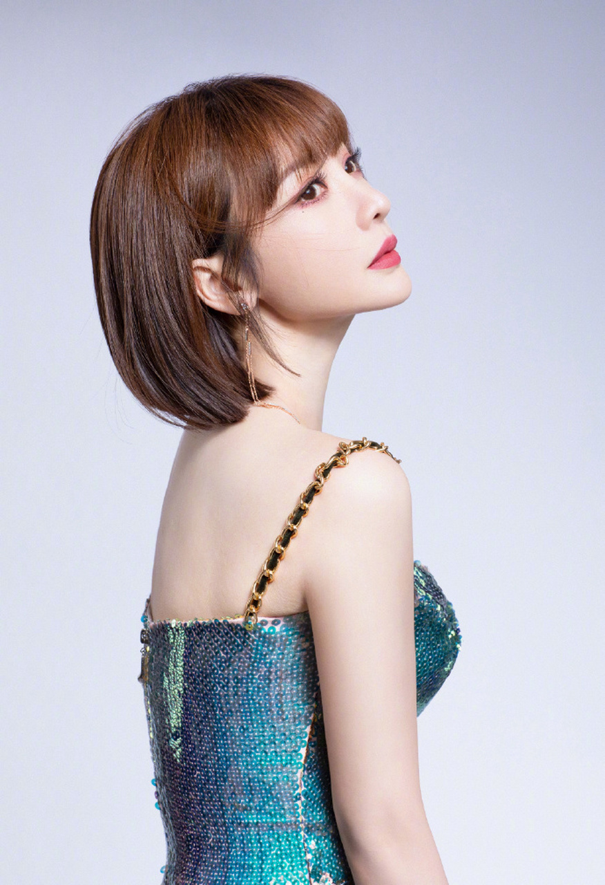 柳岩穿吊带时尚裙大秀身材,身材有型容颜俏丽,绽放时尚魅力!