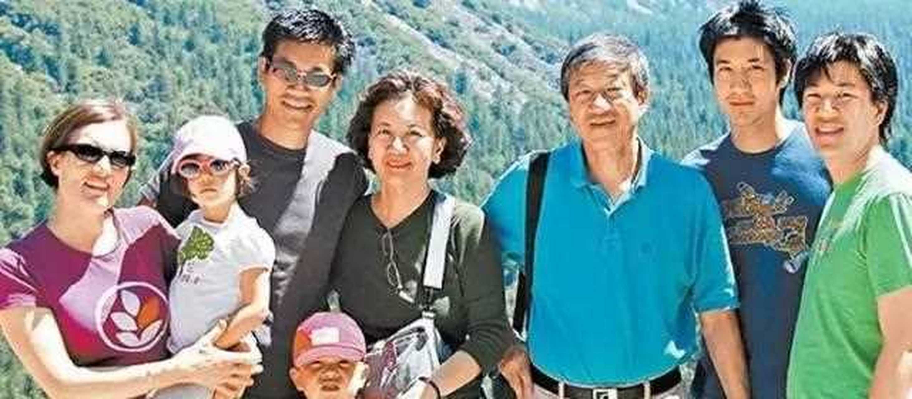 王力宏和父母合照,他们全家的鼻子都是一样