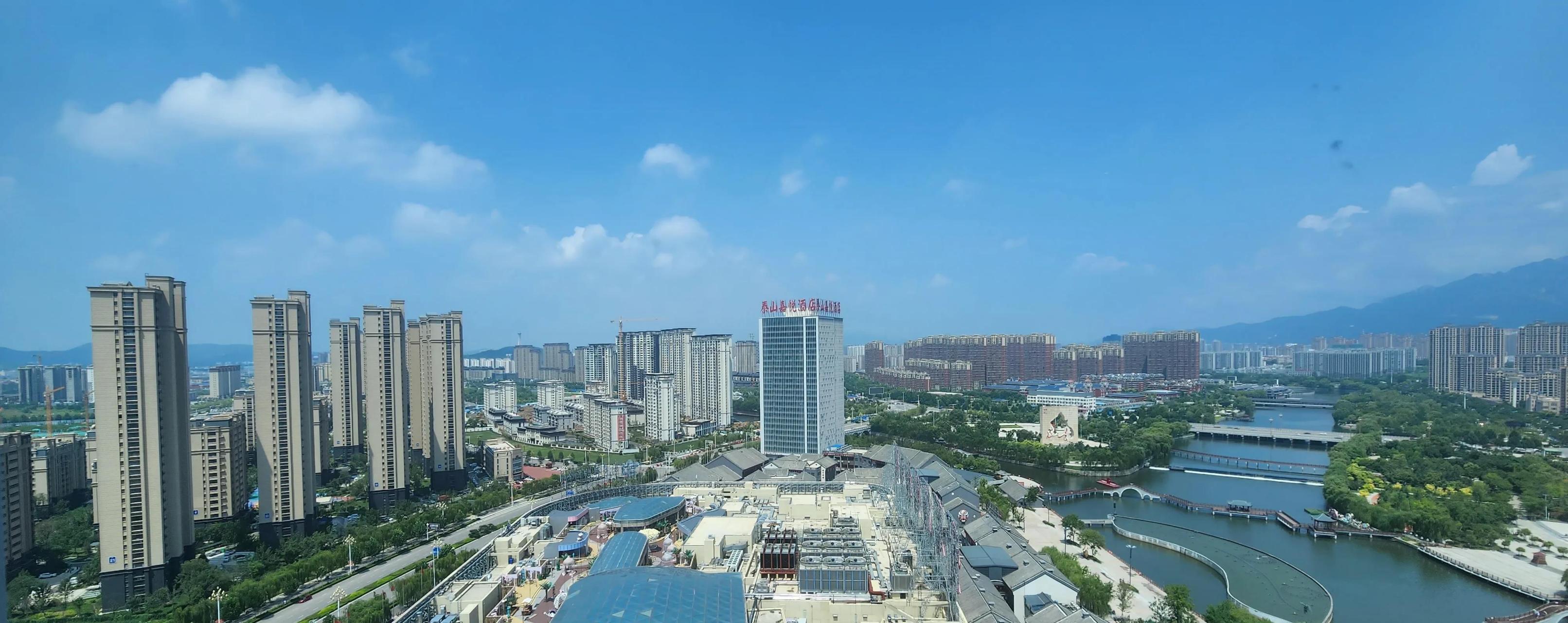 大泰安…… 检查完路口举小红旗的志愿者不见了!