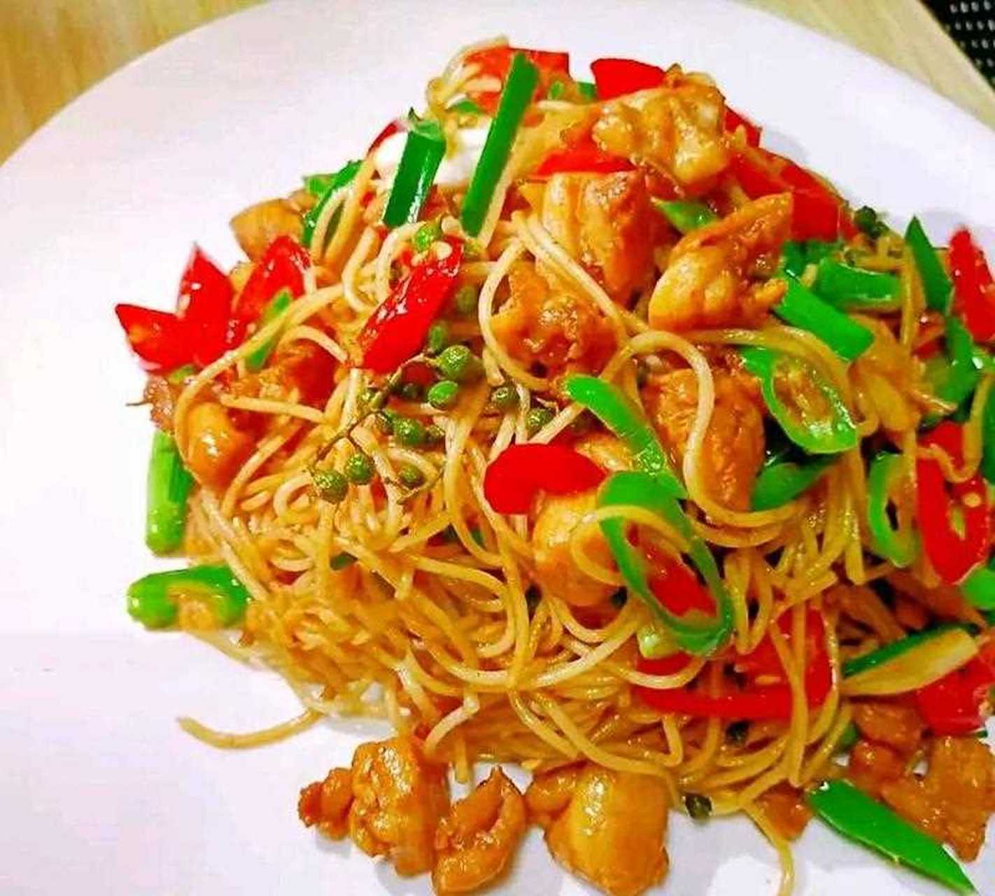 双椒鸡捞面 [打call] 食材&配料:[坏笑] 鸡肉,面条,葱姜汁,料酒,干