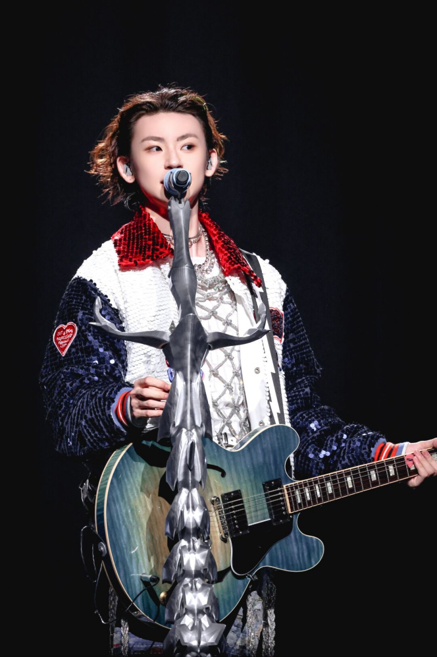 姐妹们,期待已久的小鬼王琳凯签名照来啦!